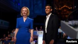 Finalistët për garën e kryetarit të Partisë Konservatore në Britani: Rishi Sunak dhe Lizz Truss, gjatë debatit të parë televiziv.
