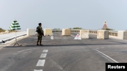 Izraelski vojnik stoji na blokiranom putu prema Gazi, 4. avgust 2022. 
