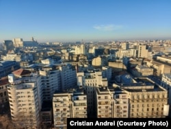 O vedere panoramică asupra centrului vechi din București, cu Palatul Parlamentului și Catedrala Mântuirii Neamului în stânga, sus.