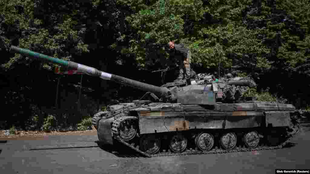 Ukrán tank a harkivi frontvonal közelében 2022. július 17-én