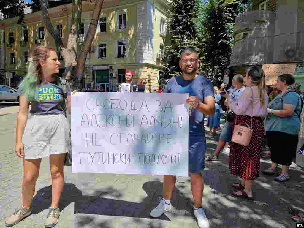 БУГАРИЈА -&nbsp;Бугарски суд нареди екстрадиција на Русин обвинет дома за големо даночно затајување во случајот комплициран со палењето на рускиот пасош од страна на осомничениот за време на антивоен протест во црноморското одморалиште Варна. Осомничениот, 46-годишниот Алексеј Алчин, тврди дека руските власти го прогонуваат поради неговите политички ставови и критики за војната на Русија против Украина. Алчин вели дека веќе пет години живее во Бугарија. Тој беше прогласен за бегалец од руските обвинители во април 2018 година, по истрагата за наводно затајување данок.