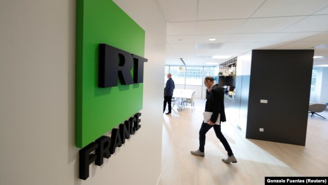 Логотип RT France в студии российской телекомпании RT в пригороде Парижа Булонь-Бийанкур, 18 декабря 2017 года