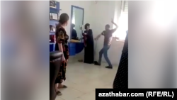 Фрагмент видео, на котором женщину избивают в салоне красоты. Туркменистан. август 2022 г.