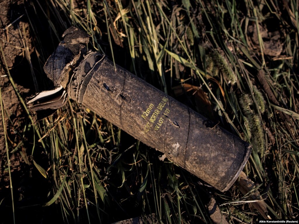 Ky tub i një mortaje 82 milimetërshe shihet në vendin e rrëzimit të avionit. Videot nga vendi i ngjarjes kanë shfaqur edhe një mortajë të ngjashme, e cila thuhet se është e llojit M67, apo mortajë që përdoret për “ndriçimin e fushëbetejës”, armë që prodhohet në Serbi.  