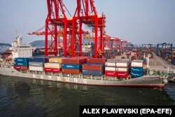 Судно с товарами на экспорт в порту Ляньюньган в китайской провинции Цзянсу. Китай, 2023 год