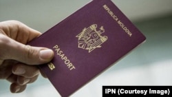 Legea nouă prevede că cererile de obținere a cetățeniei vor fi acceptate doar dacă sunt depuse personal de solicitant, fiind exclusă depunerea prin intermediari.