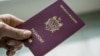 Deși se poate intra fără vize în UE cu pașaportul biometric moldovenesc, cei care călătoresc spre țările din Uniune sunt obligați să aibă la ei acte justificative, dar și bani.