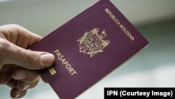 Deși se poate intra fără vize în UE cu pașaportul biometric moldovenesc, cei care călătoresc spre țările din Uniune sunt obligați să aibă la ei acte justificative, dar și bani.