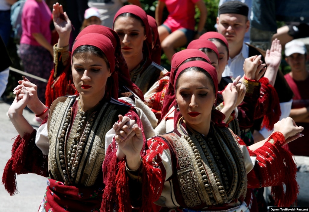 Gra të veshura me kostume tradicionale duke vallëzuar.&nbsp;