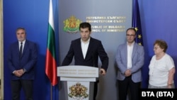 Премиерът в оставка Кирил Петков заедно със здравните експерти