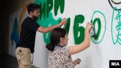 Архивска фотографија од акцијата на клубот „Артивизам“ за покривање на графити со говор на омраза во Струга, мај 2021