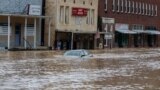 O mașină scufundată în apele care au inundat&nbsp;Garrett, Kentucky, în urma ploilor abundente. 28 iulie 2022.&nbsp;