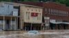 Automobil potopljen u poplavnim vodama duž Right Beaver Creeka, nakon dana jake kiše u Garrettu, Kentucky, SAD. 28. jula 2022.