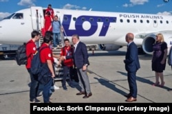 Sorin Cîmpeanu i-a așteptat pe olimpicii la matematică la scara avionului.