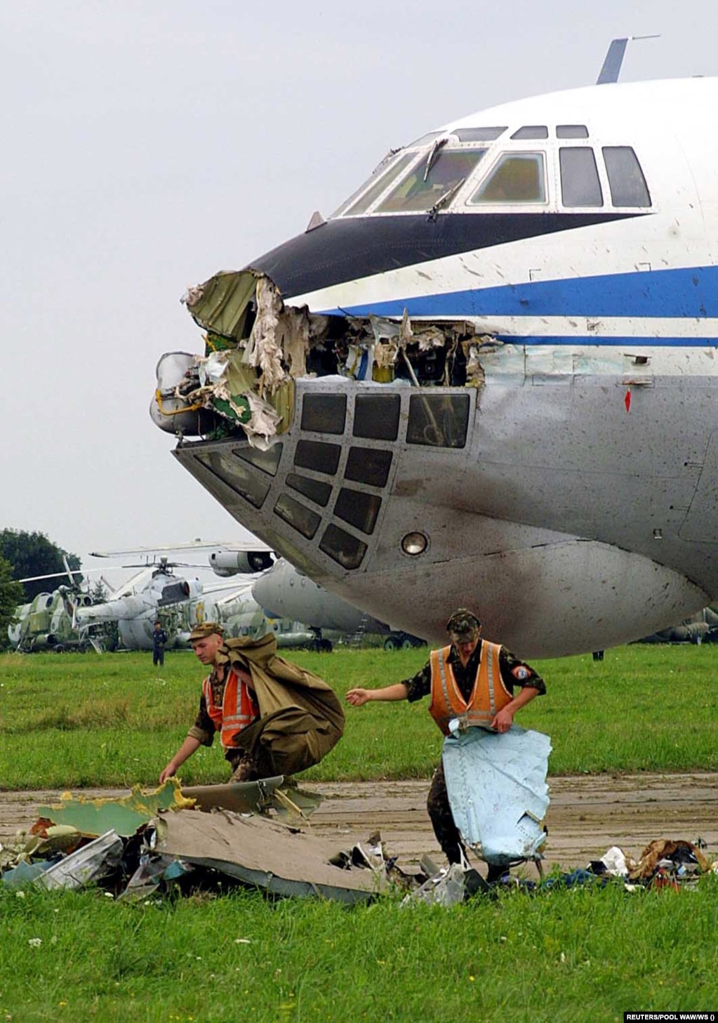 Punonjësit e shpëtimit duke pastruar hapësirën përpara aeroplanit transportues Ilyushin Il-76, që u godit nga krahu i majtë i Su-27. Pilotët kishin deklaruar se harta e fluturimit që ata kishin marrë, ndryshonte nga plani aktual i fushës ajrore.