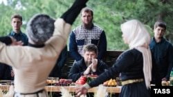Чеченстандын башчысы Рамзан Кадыров (ортодо) элдик чыгармачылык фестивалында дасторкондо отурат. Беной айылы, 23-июнь, 2022-жыл.