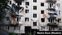 Një ndërtesë banimi e shkatërruar në Harkiv të Ukrainës. 