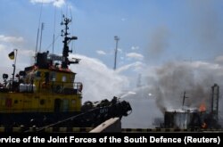 Pompierii din portul Odesa, sud-estul Ucrainei, încearcă să stingă incendiile provocate de rachetele rusești. 23 iulie 2022.