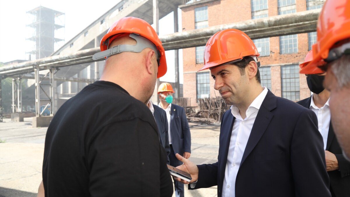 Местните хора от години подават сигнали за черния дим от