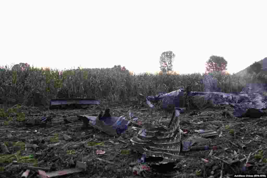 A baleset helyszínének egy másik nézete, amelyen a lőszeres konténerek láthatók, köztük egy nyitott tartály (balra lent), aknavető lövedékek maradványaival.&nbsp;Srđan Milivojević szerb ellenzéki képviselő független vizsgálatot követelt a repülőgép lezuhanásával kapcsolatos kétségek miatt.