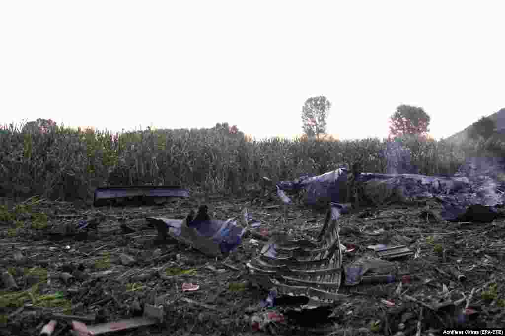 Edhe në këtë fotografi nga vendi i rrëzimit të avionit, shfaqen bombola municionesh, përfshirë një që është e hapur (në pjesën e poshtme në anën e majtë të fotografisë) dhe duken edhe bishti i një predhe të mortajës. Zyrtari opozitar serb, Sërxhan Millivojeviq, kërkoi hetim të pavarur për të sqaruar &ldquo;dyshimet&rdquo; sa i përket rrëzimit të avionit. &nbsp;