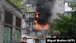 Война в Украине: возгорание в жилом доме после ракетного удара. Краматорск, 19 июля 2022 г.
