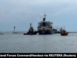 Cудно Razoni під прапором Сьєрра-Леоне покидає морський порт в Одесі після відновлення експорту зерна, 1 серпня 2022 року