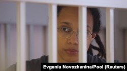 Baschetbalista americană Brittney Griner ascultă verdictul tribunalului din apropiere de Moscova, care a condamnat-o la 9 ani închisoare, 4 august 2022.