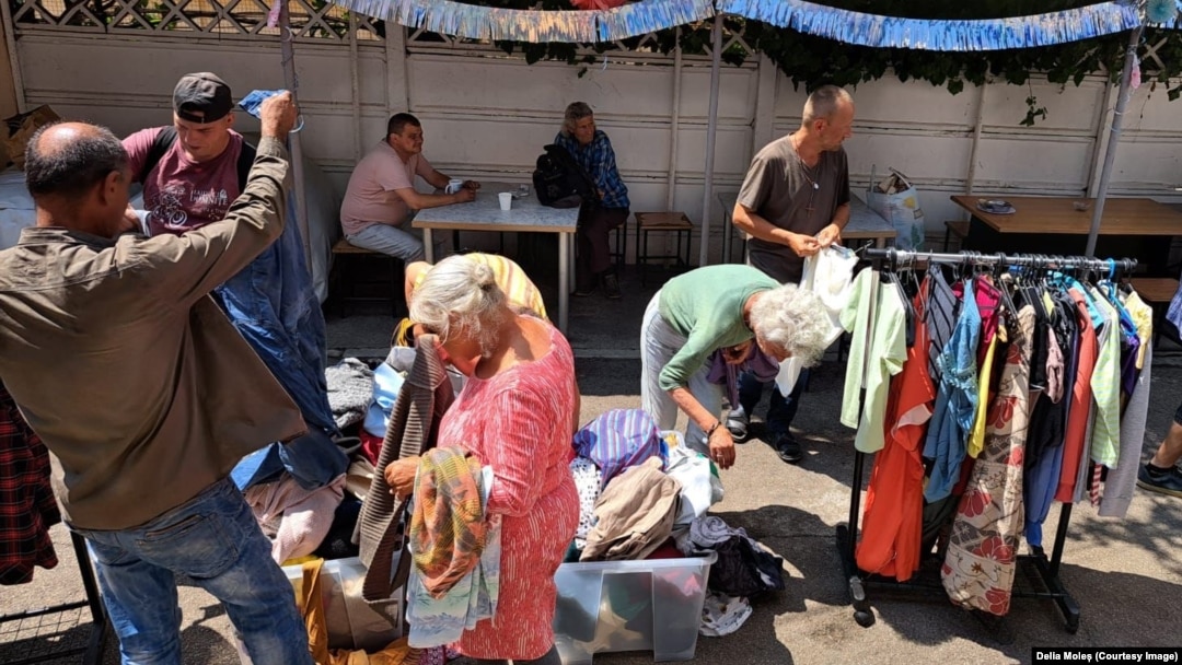 Curtea Centrului Comunitar Grivița-Cișmigiu este, de obicei, plină de persoane. În jur de 100 de beneficiari vin aici zilnic. 