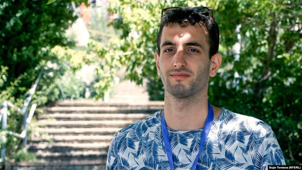Studenti Kristian Kumoviq nga Novi Sadi, një ndër pjesëmarrësit e Universitetit Veror të Prishtinës.