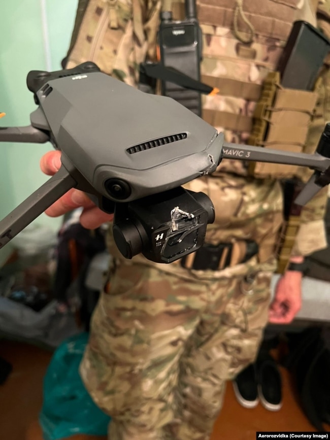 Një dron i markës DJI që u godit me armë zjarri gjatë një misioni në Ukrainë.