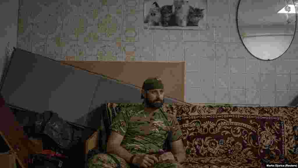 Ruszin, az egység megbízott parancsnoka pihenő közben