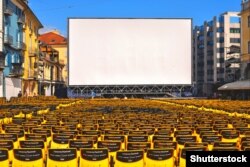 По вечерам кино показывают на главной площади Локарно
