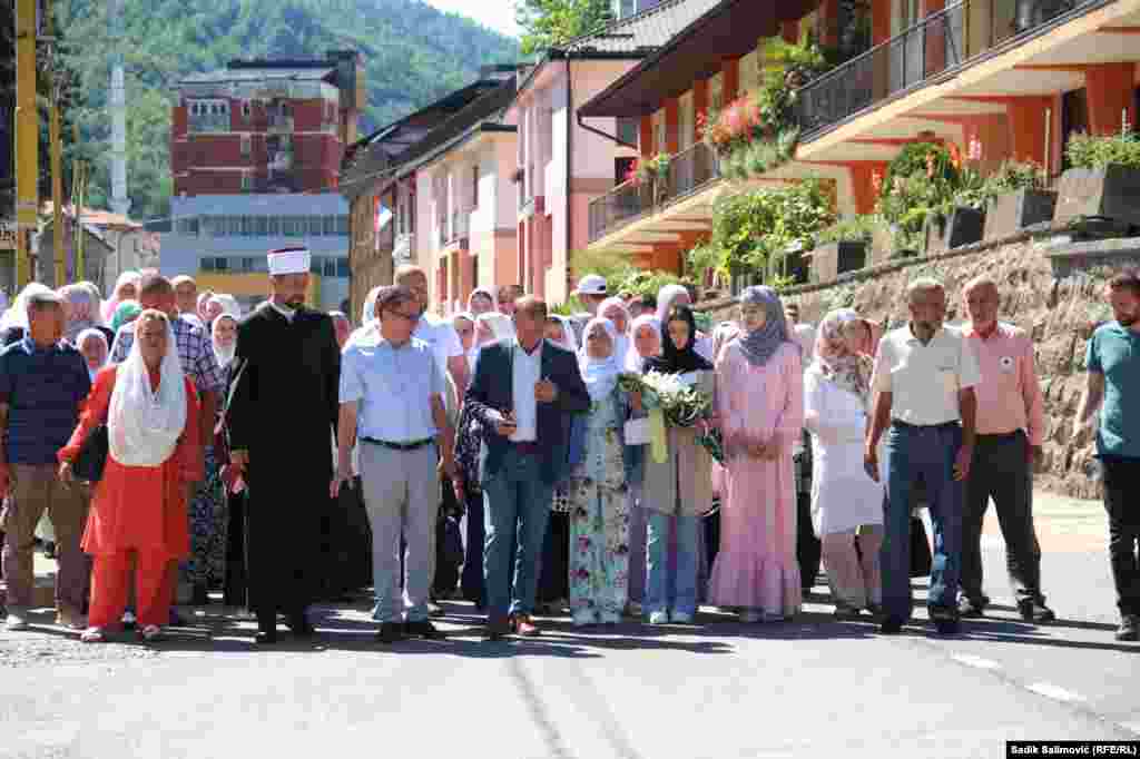 Prvi put porodice ubijenih u genocidu su prošetali ulicama u Srebrenici. Skup je obezbjeđivalo oko 30 policajaca. Protekao je bez incidenata.