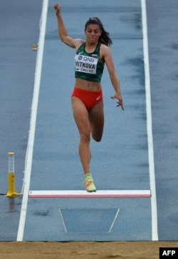  Пламена Миткова прави опит по време на надпреварата по дълъг скок в Кали, Колумбия. 