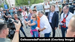 Виктор Орбан се фотографира со навивачите пред фудбалскиот натпревар помеѓу унгарската репрезентација до 18 години и избраната екипа на Секели Ленд до 18 години.