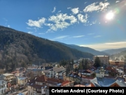 Vedere panoramică a orașului Sinaia, din județul Prahova. Potrivit site-ului tourismguide.ro, localitatea are 90 de unități de cazare, dintre care 16 sunt hoteluri.