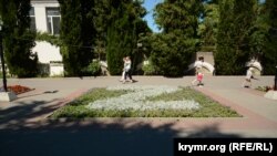 Российские власти Севастополя распорядились высадить на аллее возле городского драматического театра цветы в форме латинской литеры «Z» в знак поддержки российской агрессии в Украине