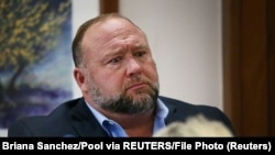 Conspiraționistul Alex Jones la tribunal în timpul procesului, pe 3 august 2022. 