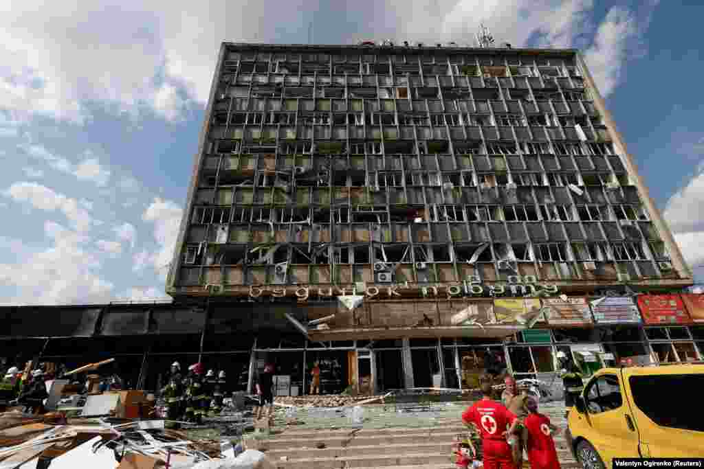 O clădire de nouă etaje a fost spulberată de rachetele armatei ruse. Zeci de persoane au fost, de asemenea, rănite în urma atacului.