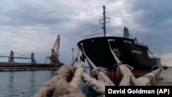 Një anije në portin e Odesës e mbushur me drithëra. 29 korrik 2022.