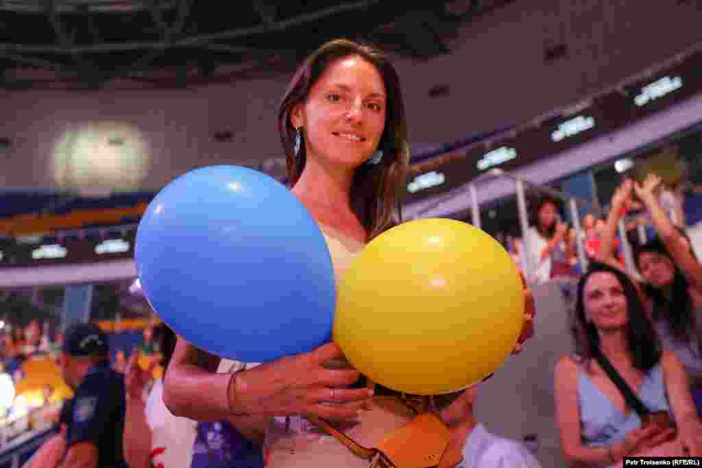 Девушка с воздушными шарами на концерте Voice of Peace