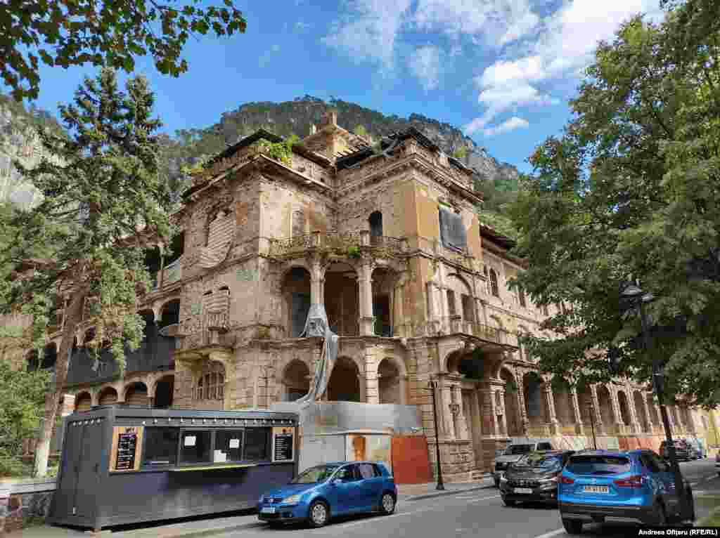 Unul dintre hotelurile celebre în epoca austro-ungară, Hotelul Rudolf, se află astăzi într-o stare de degradare avansată.&nbsp;