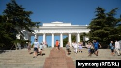 Больше всего приезжих туристов в Севастополе можно увидеть на Графской пристани (их привозят из Ялты на автобусах)