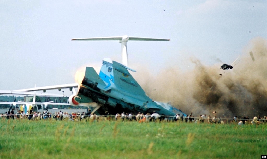 Momenti i përplasjes së avionit Sukhoi Su-27 i Forcave Ajrore të Ukrainës. Avioni po pilotohej nga Volodymyr Toponar dhe bashkë-piloti Yuriy Yegorov, kur u përplas me spektatorët derisa po kryente një trik aerobatik për rreth dhjetë mijë shikues në fushën ajrore Sknyliv afër Lvivit, Ukrainë më 27 korrik 2002.