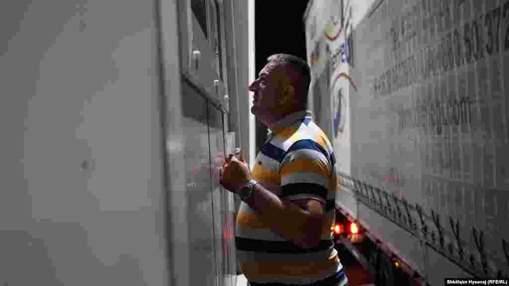 Ai është shofer kamioni, i cili transporton mallra nga Serbia në Kosovë.