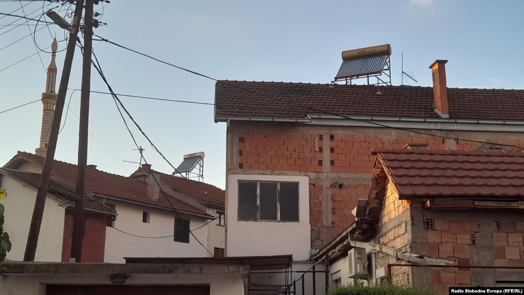 Куќи во Скопје со соларни панели на покривите и стари фасади