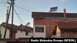 Куќи во Скопје со соларни панели на покривите и стари фасади