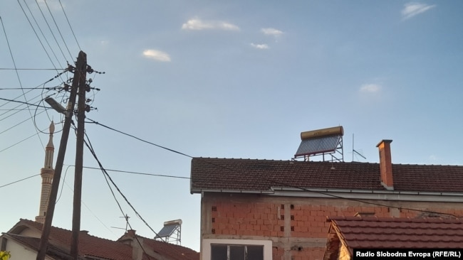Panele diellore shihen mbi kulme të shtëpive, Maqedoni e Veriut.