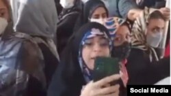 تصویر زنی که در اتوبوس با انتقاد از پوشش شهروند دیگر، او را تهدید می‌کند که فیلم او را برای سپاه می‌فرستد